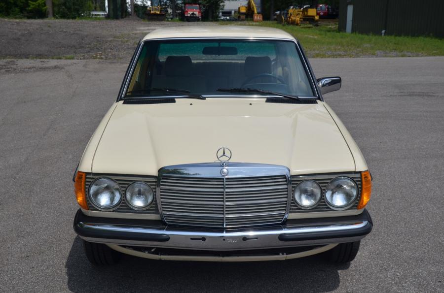  Mercedes-Benz 240 D (Bm.123.123) 1983 года  (EU) (фото 13 из 80)